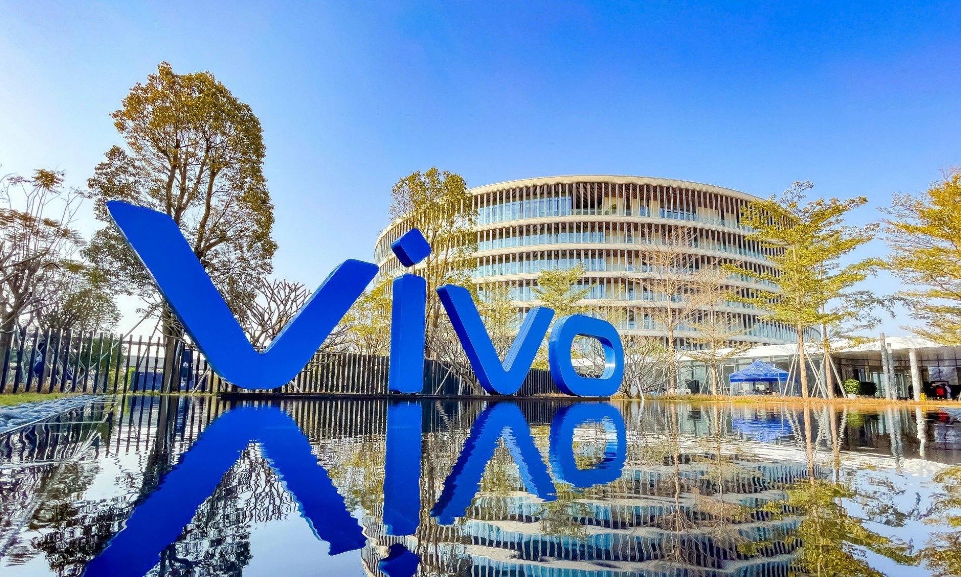 vivo X200最新渲染图曝光：后置经典居中大圆蔡司镜头